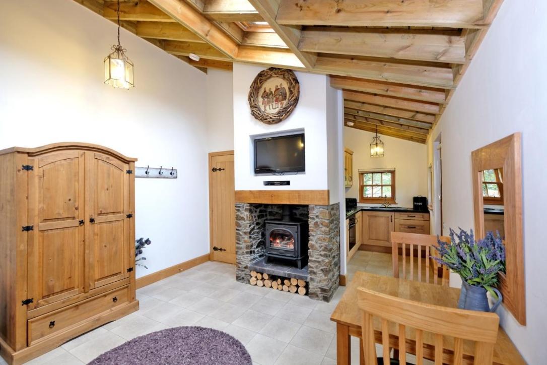 Entire Unique Tiny House - Moss Cabin Banff Bagian luar foto